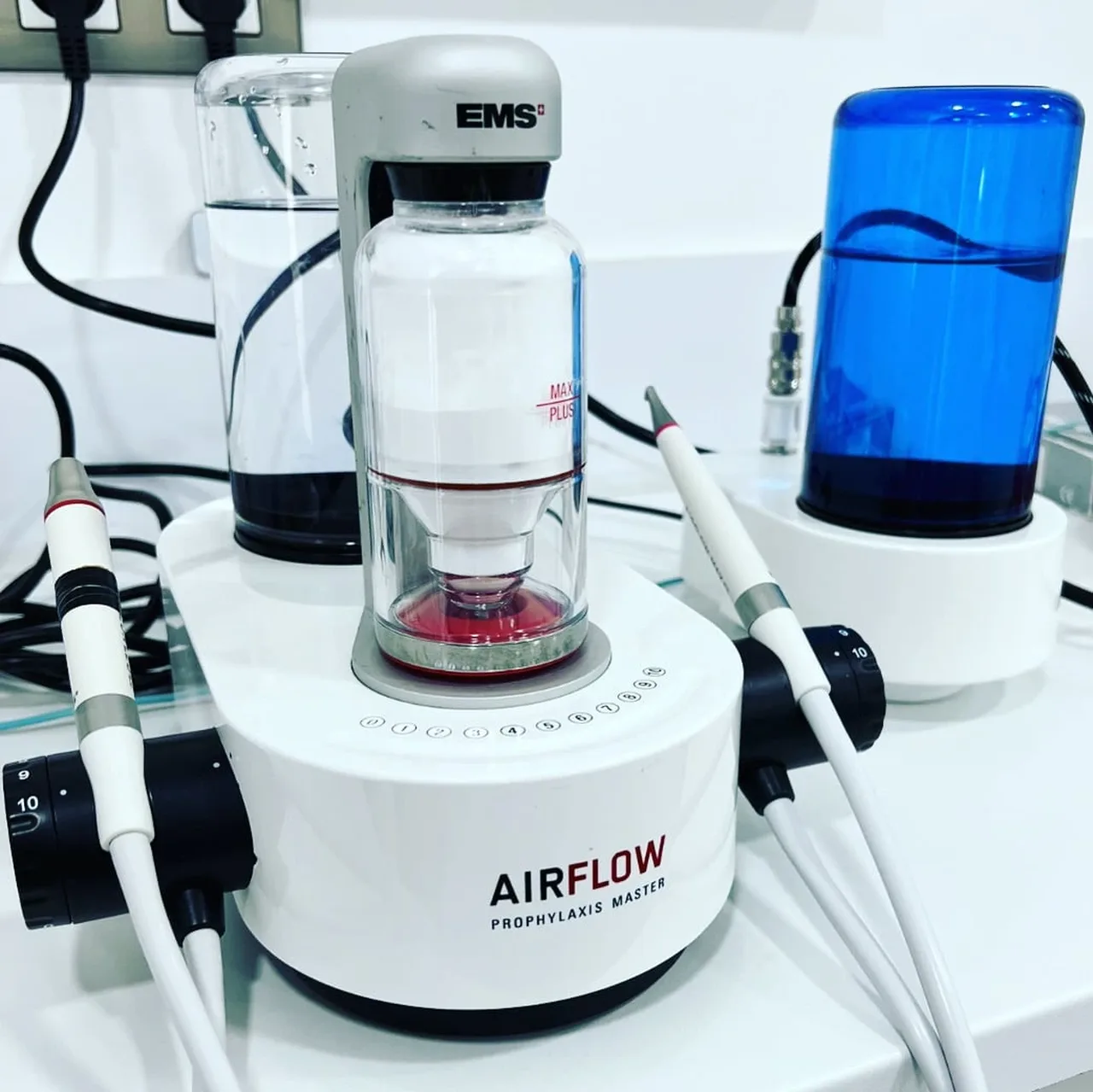 Equipo EMS AIRFLOW Prophylaxis Master con dos piezas de mano y los depósitos de polvo y agua