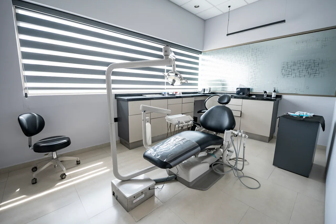 Consultorio de Klida con luz natural y el sillón dental al centro