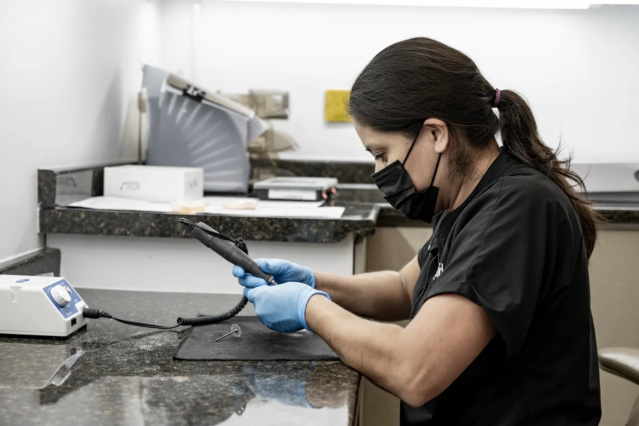 Banco de trabajo del laboratorio dental dentro de la clínica