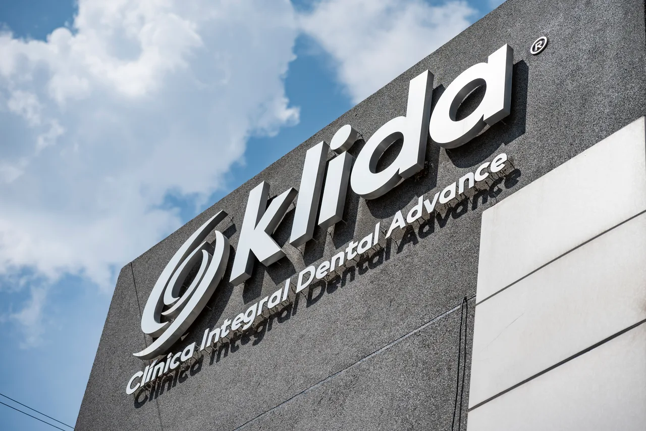 Letrero exterior: Klida, Clínica Integral Dental Advance