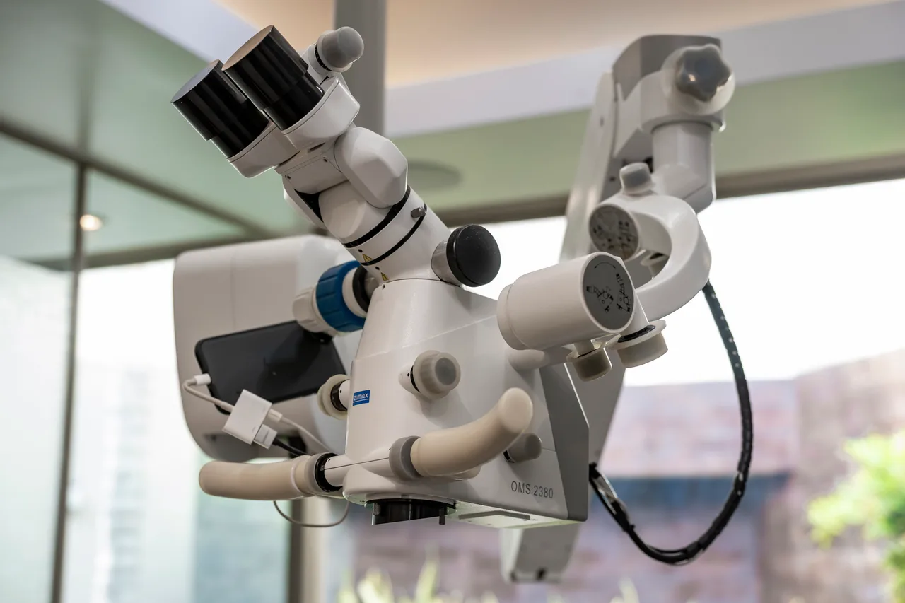 Microscopio dental, detalle del cabezal