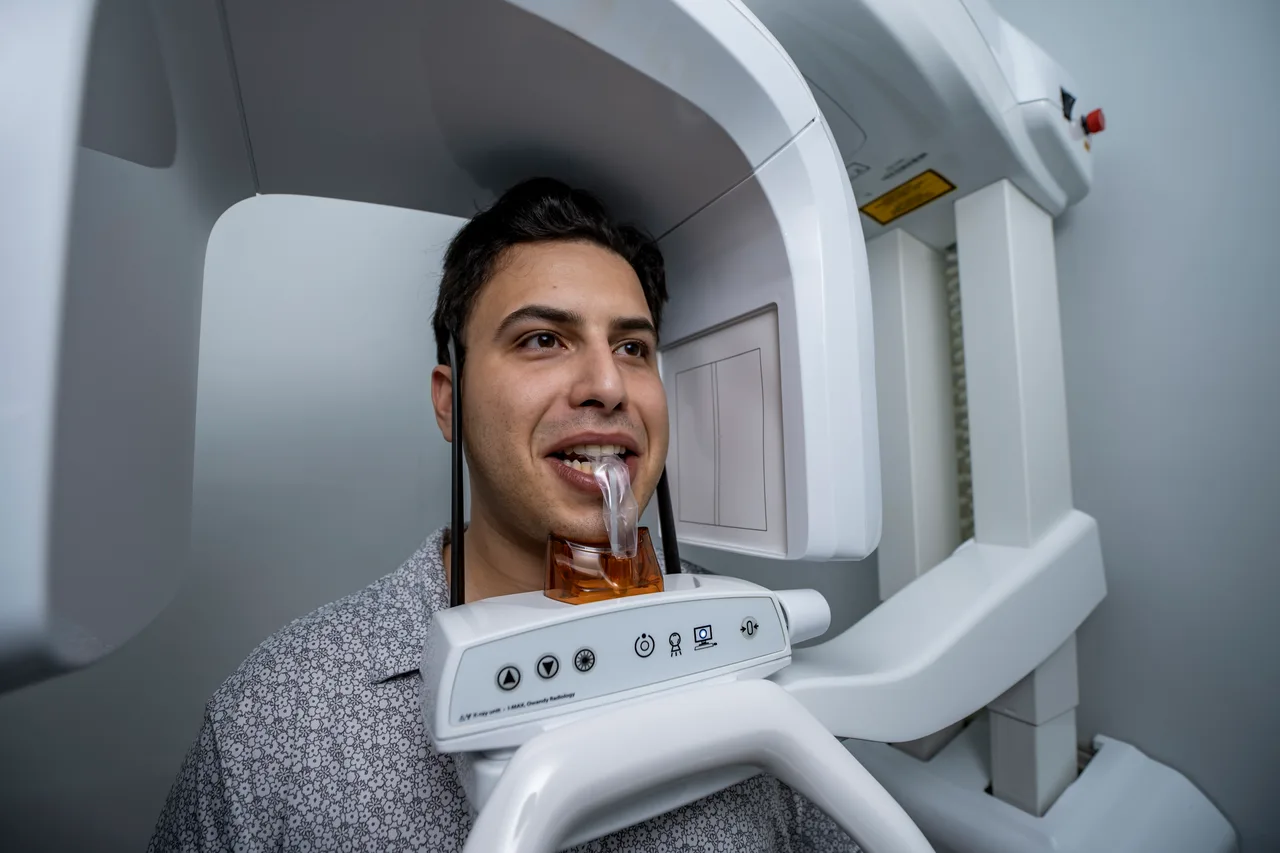 Paciente colocado en el tomógrafo CBCT de la clínica