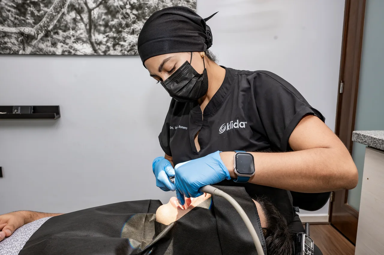 Limpieza dental a un paciente en el consultorio