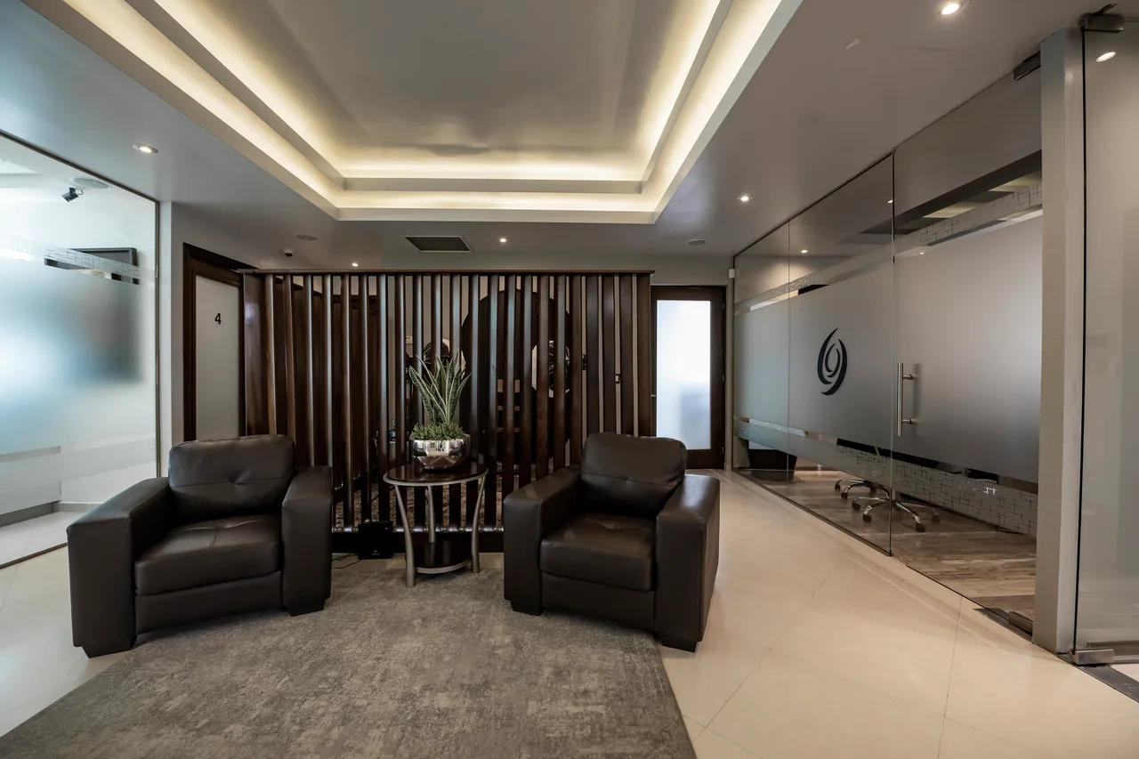 Sala de espera de Klida, con sillones y celosía de madera