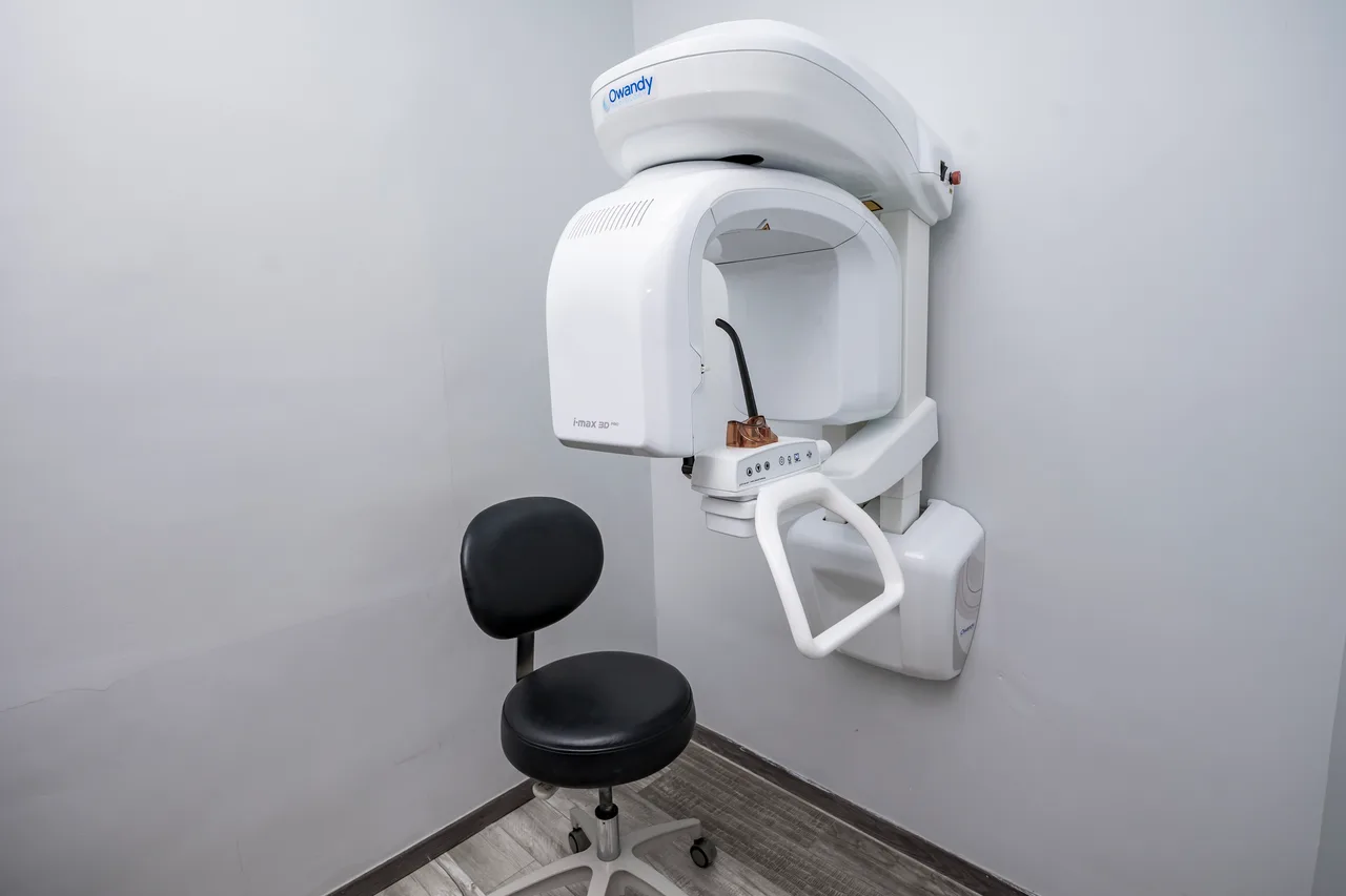 Tomógrafo dental CBCT de la clínica, con el banco del operador