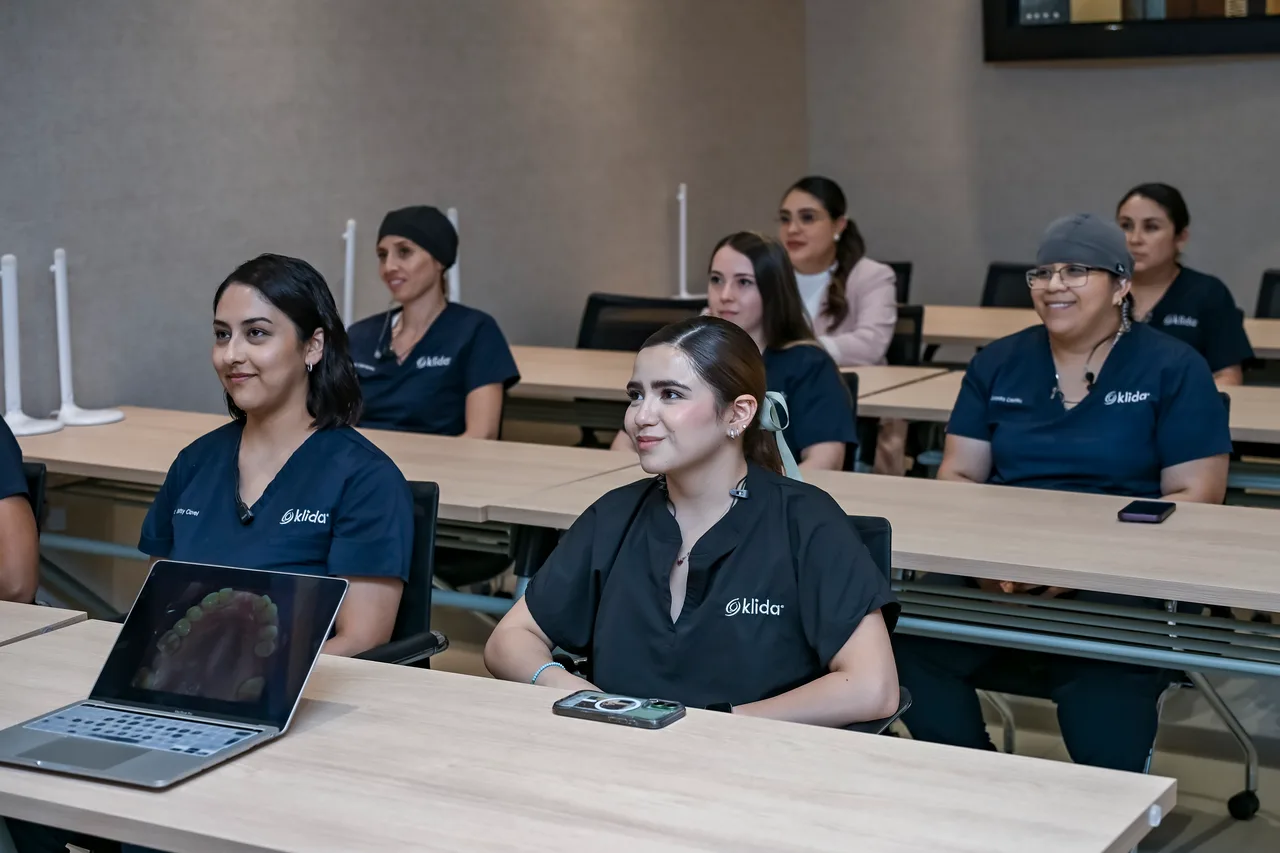 Equipo clínico de Klida sentado en el aula durante una capacitación