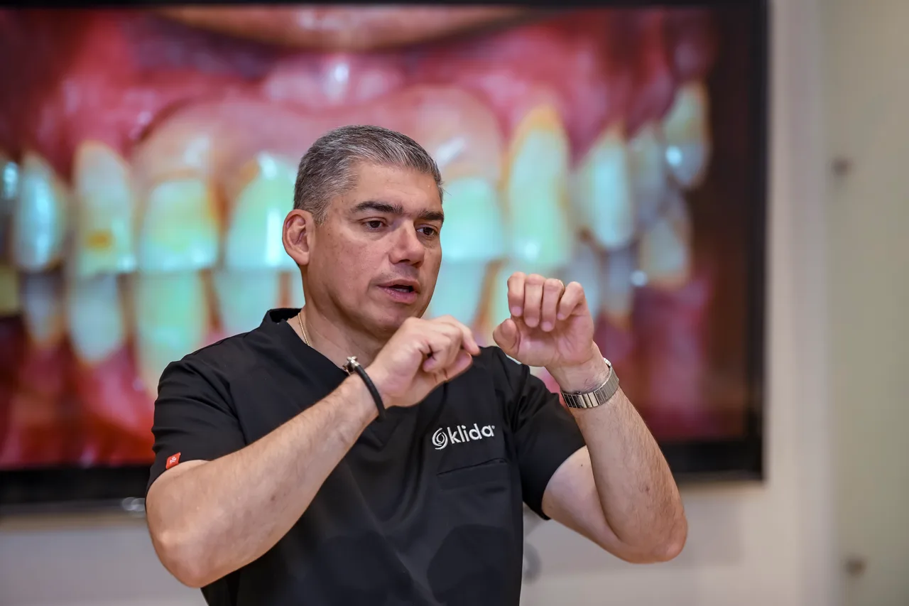 Dr. Francisco Rafael De La Garza González explica un caso clínico frente a la pantalla