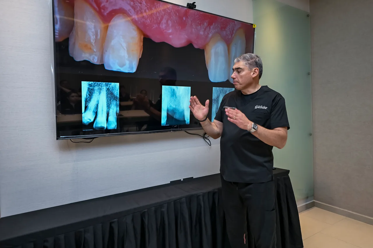 Dr. Francisco Rafael De La Garza González explica radiografías proyectadas en pantalla