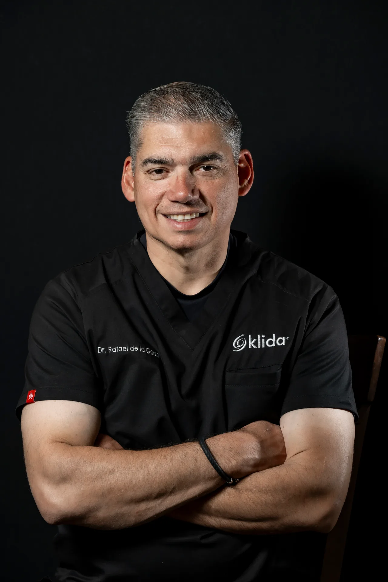 Dr. Francisco Rafael De La Garza González, retrato de estudio de cuerpo medio